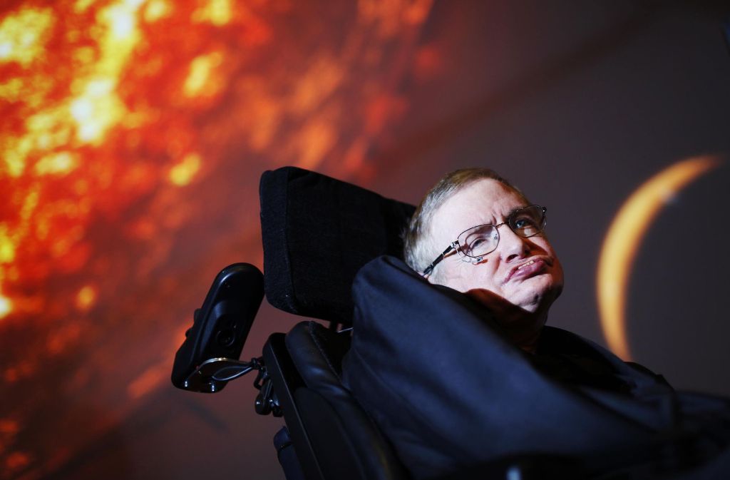 Gern gesehener Gast im Vatikan: Stephen Hawking hat bedeutende Arbeiten zur Kosmologie, Allgemeinen Relativitätstheorie und der Physik der Schwarzen Löcher geschrieben. Von 1979 bis 2009 hatte er den renommierten Lucasischen Lehrstuhls für Mathematik an der Universität Cambridge inne.