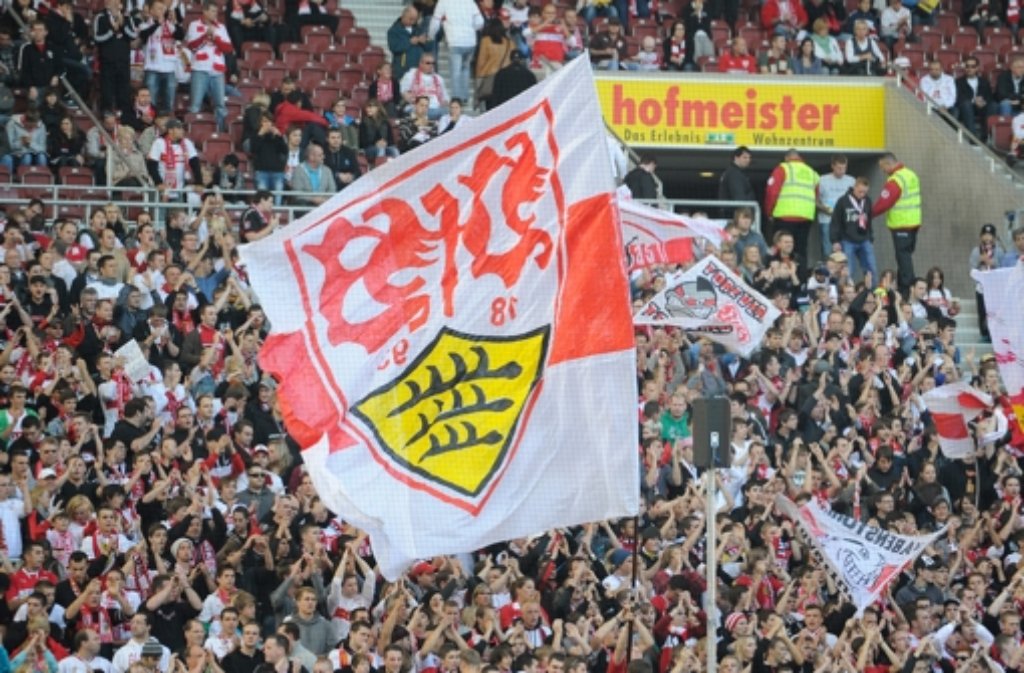 Auf "Du und Du" mit den Fans: Der VfB Stuttgart gibt am 18. Dezember bekannt, dass der Verein zum ersten Quartal des kommenden Jahres eine zentrale Anlaufstelle für Fans einrichten wird. Demnach soll es eine E-Mail-Adresse, eine Telefonnummer und eine persönliche Beratungseinrichtung geben. Dort können die Anhänger des schwäbischen Traditionsclubs Wünsche oder Anregungen los werden.
