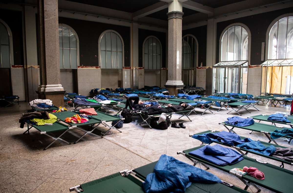 Am Hauptbahnhof München stehen in einer Halle Feldbetten für Flüchtlinge bereit.