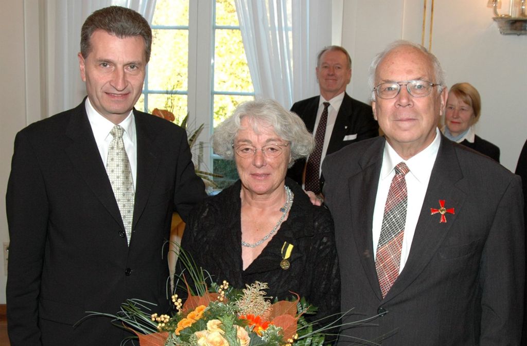 2005 überreicht Ministerpräsident Günther Oettinger (links) Adolf Merckle das Bundesverdienstkreuz Erster Klasse. Für Ruth Merckle gibt es Blumen.