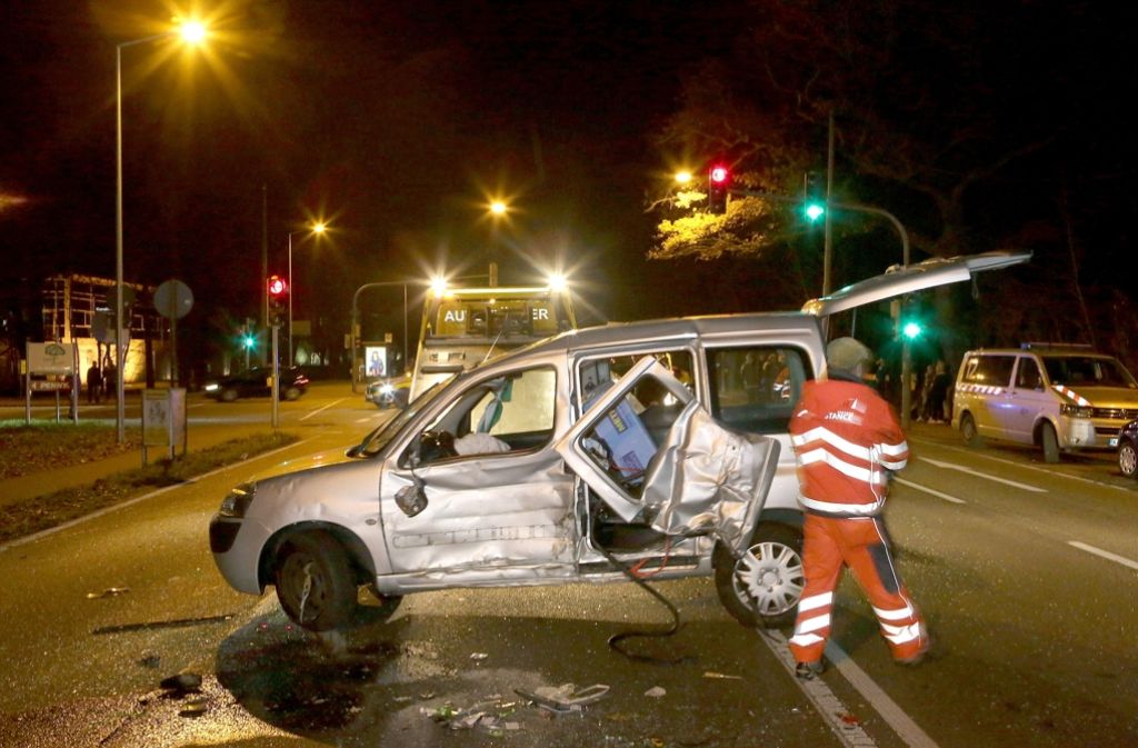 3. Dezember 2015: Ein Unfallfahrzeug steht auf einer Kreuzung in Karlsruhe. Bei einem Unfall infolge eines illegalen Straßenrennen wurden sechs Menschen verletzt.