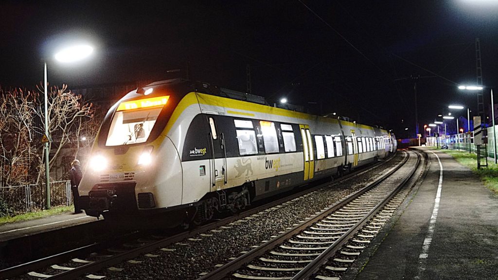  Ein 33-Jähriger überquert an einer Haltestelle in Heilbronn die Gleise und wird dabei tödlich von einem einfahrenden Zug erfasst. Der Bahnverkehr war für mehrere Stunden eingestellt. 
