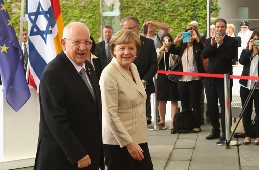Jubiläumsbesuch in Berlin: Israels Präsident Reuven Rivlin mit Bundeskanzlerin Angela Merkel Foto: AFP