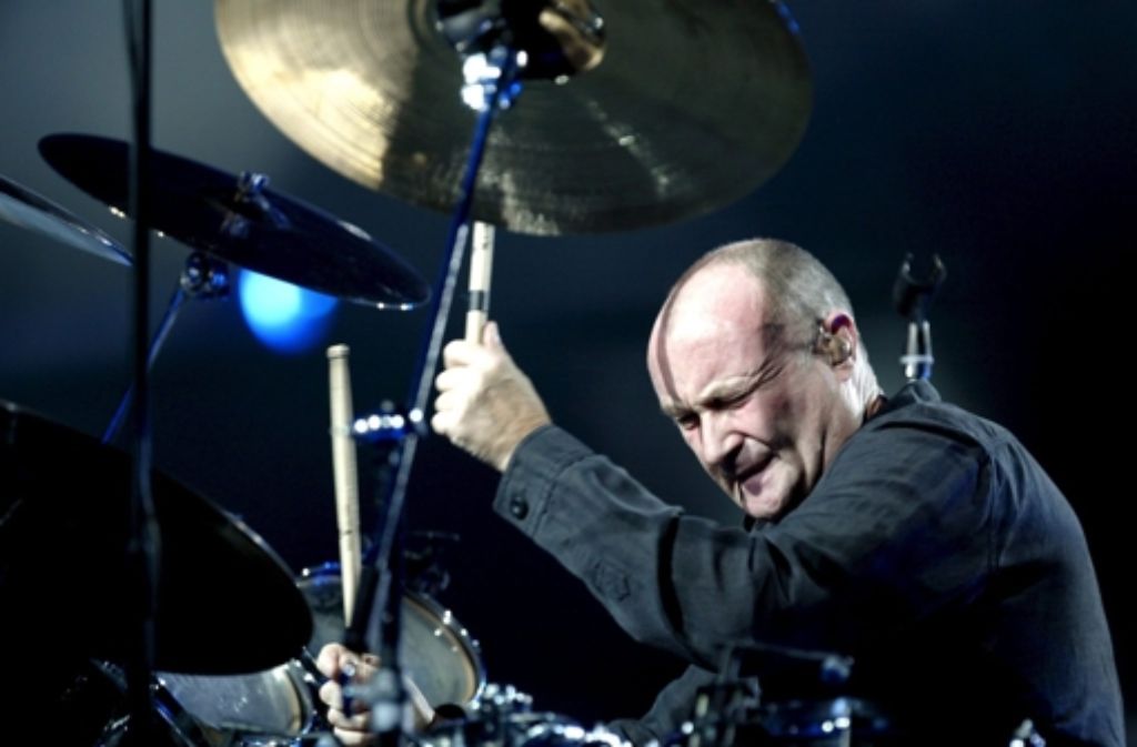 Phil Collins in Aktion: Der britische Sänger und Schlagzeuger spielt Schlagzeug bei einem Konzert in der Abdi Ipekci Halle in Istanbul im November 2005.
