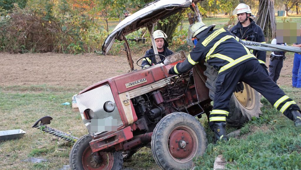  Ein 86-Jähriger ist mit seinem Traktor auf einem abfallenden Feldweg unterwegs. Plötzlich kippt sein Fahrzeug um. 32 Feuerwehrleute rücken zum Einsatz aus. 