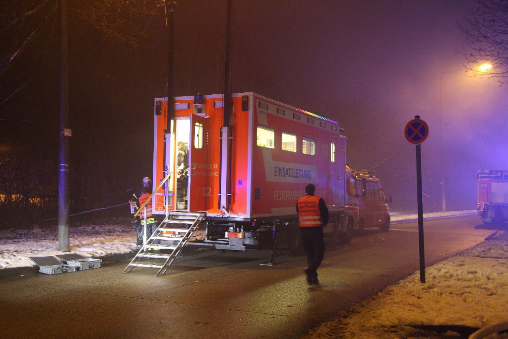 Mindestens 18 Menschen sind bei einem Feuer in einer Tiefgarage in Stuttgart-Neugereut am Neujahrsmorgen verletzt worden. Die Ermittlungen dauern an.