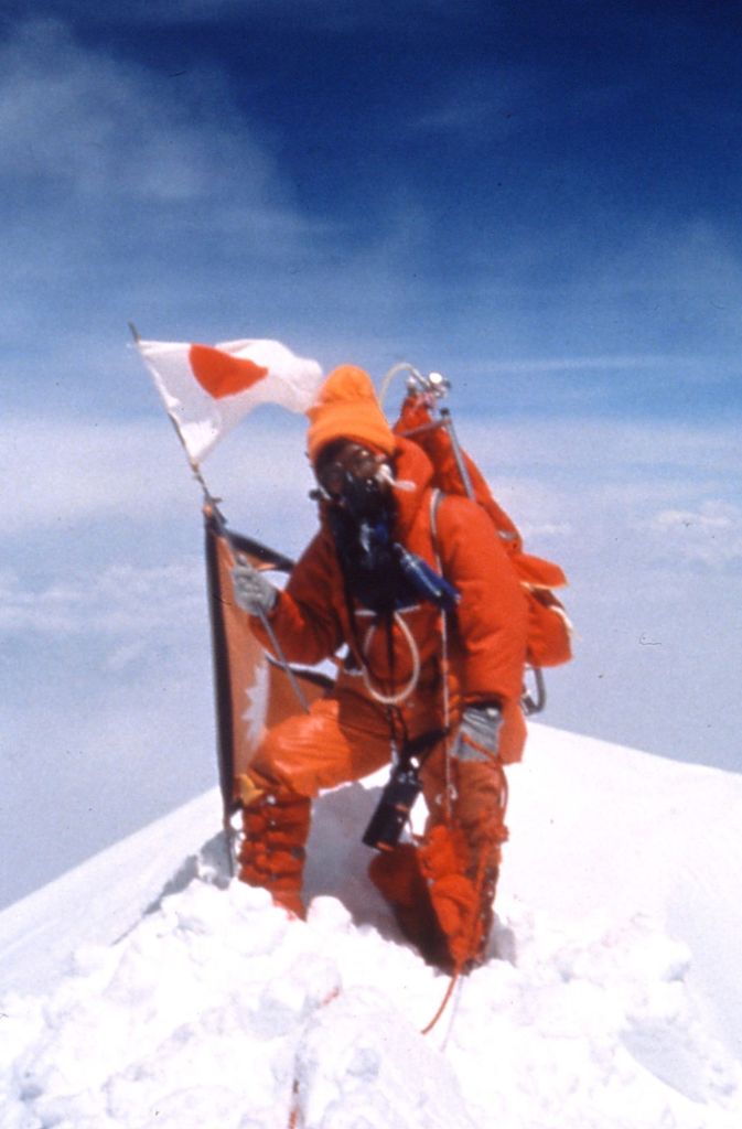 Junko Tabei Vor mehr als vier Jahrzehnten stand eine kleine Japanerin auf dem höchsten Berg der Erde: Am 16. Mai 1975 um 12.30 Uhr hatte Junko Tabei als erste Frau der Geschichte den Achttausender im Himalaja erklommen – eine schmächtige Gestalt im roten Daunenanzug, kaum zu erkennen hinter ihrer Atemmaske. Vergessen die extremen Strapazen der Besteigung, vergessen die Lawine, die auf 6300 Meter auf das Camp von Tabeis Team herabgedonnert war. Die fünfzehn Frauen hatten Glück, alle überlebten. Junko Tabei, die minutenlang bewusstlos unter den Schneemassen begraben und dann von einem Sherpa hervorgezogen worden war, schleppte sich nach ein paar Tagen „wie in Trance“ voran, bis ganz nach oben aufs Dach der Welt. Im Lauf ihres Lebens hat die Superbergsteigerin die Seven Summits, die sieben höchsten Berggipfel auf dem Planeten, allesamt bezwungen, ebenfalls als erste Frau überhaupt. (say)
