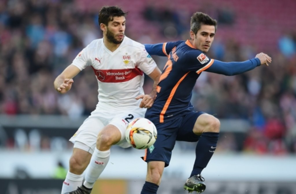 VfB-Spieler Emiliano Insuo gegen den Bremer Fin Bartels.