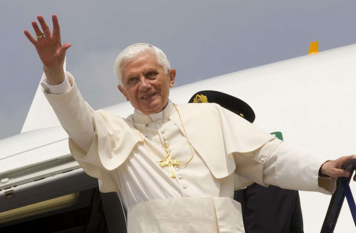 November 2011: Der Papst gibt bekannt, dass er demnächst unter @Pontifex bei Twitter aktiv sein will.