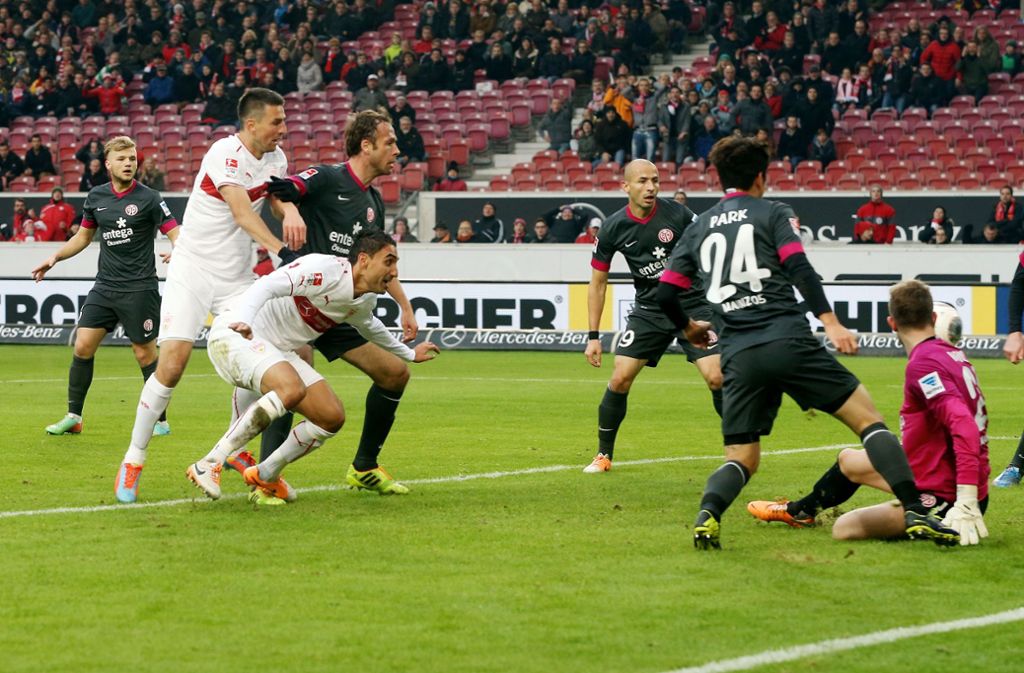 Saison 2013/14: Mainz 05 ist zum Rückrundenstart zu Gast. Der VfB geht durch Mo Abdellaoue zwar in Führung, verliert aber noch mit 1:2 und steht nun auf Rang zwölf mit 19 Punkten. Am Saisonende reicht es als 15. (32 Punkte) knapp zum Klassenverbleib.