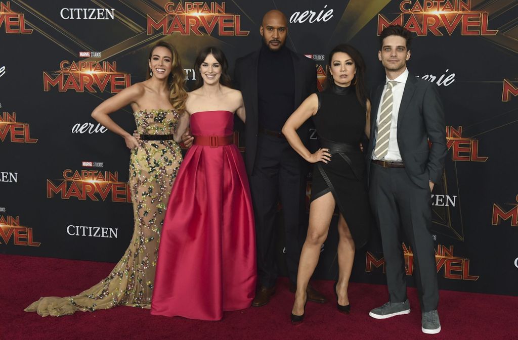 Die Marvel-Stars posieren gemeinsam auf dem roten Teppich (v.l n. r.): Chloe Bennet, Elizabeth Henstridge, Henry Simmons, Ming Na-Wen, Jeff Ward`