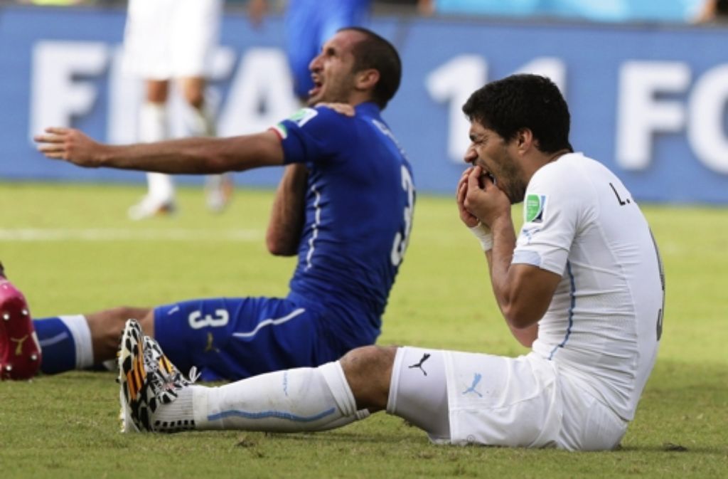 Nach seiner Beißattacke tun Luis Suarez (rechts) die Zähne weh.