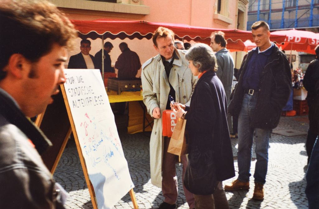 Wahlkampf mit Claus Schmiedel 1997 auf dem Marktplatz.