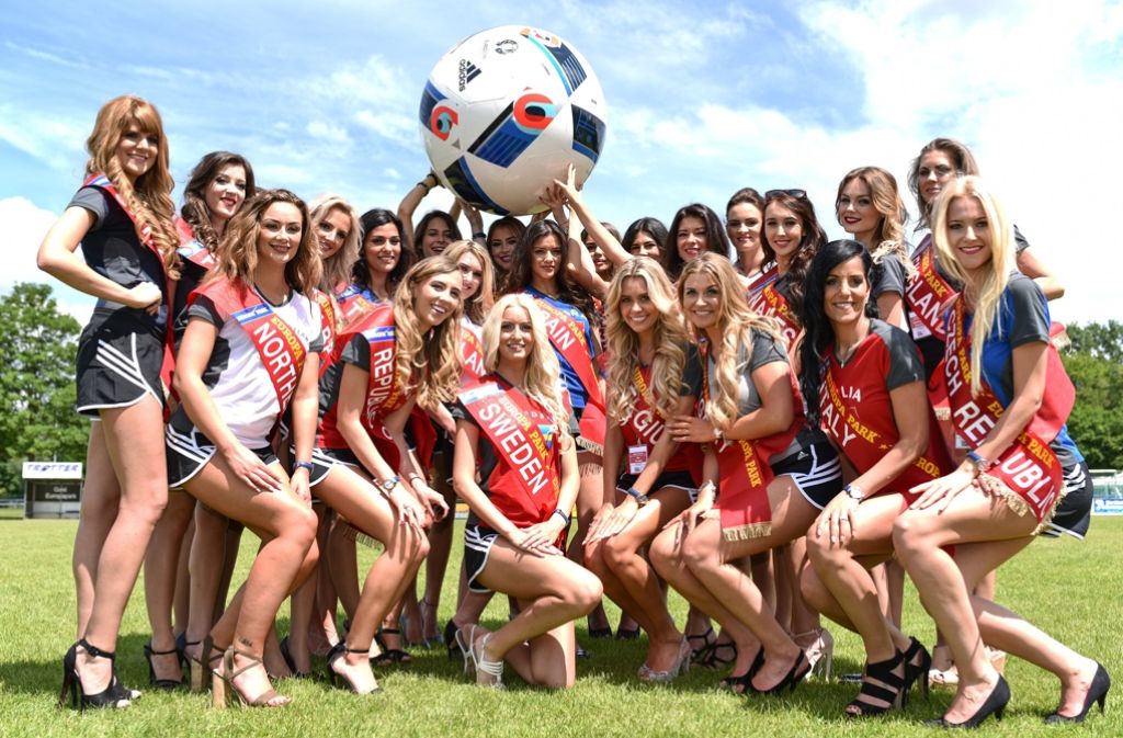 Die Teilnehmerinnen der Miss EM 2016 bei einem ersten Treffen vor der Wahl der Miss EM 2016. 24 junge Frauen aus den Teilnehmerländern der Fußball-Europameisterschaft konkurrierten um den Titel der schönsten Frau der Fußball-EM.