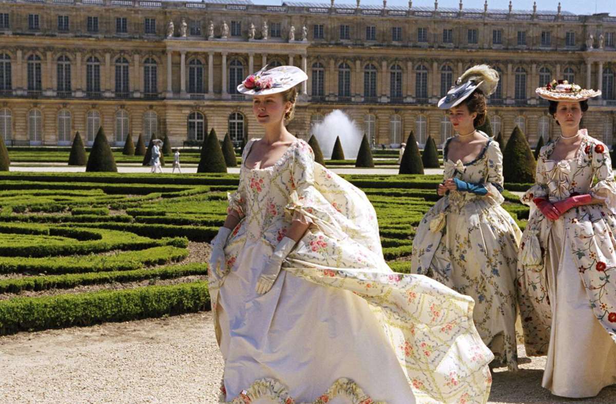 Akkurate Gartenkunst – marode Moral, auch davon erzählt „Marie Antoinette“ aus dem Jahr 2006 in der Regie von Sofia Coppola. Szene mit Marie Antoinette (Kirsten Dunst) beim Flanieren mit ihren Hofdamen in den Gärten von Versailles.