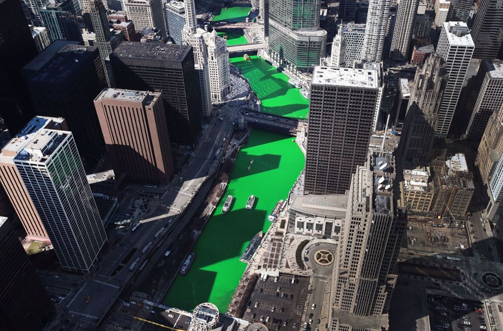 Der Chicago River wird traditionell grün gefärbt.