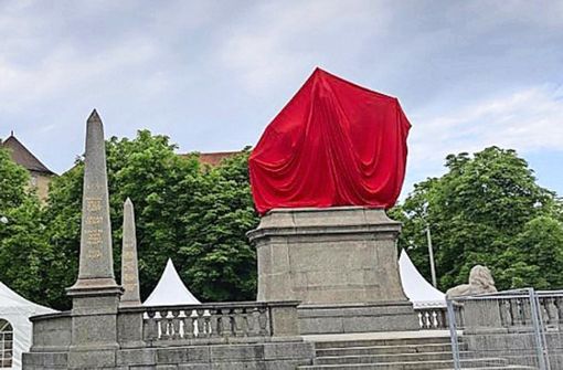 Das Reiterdenkmal auf dem Karlsplatz ist nun rot verhüllt. Foto: Gerhard D. Wulf