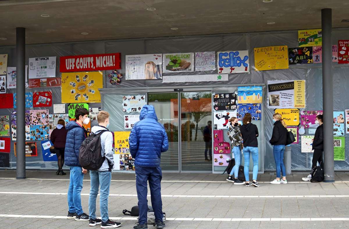 Plakate an der Festhalle in Schmiden  machen den Abiturienten Mut. Foto: Eva Herschmann