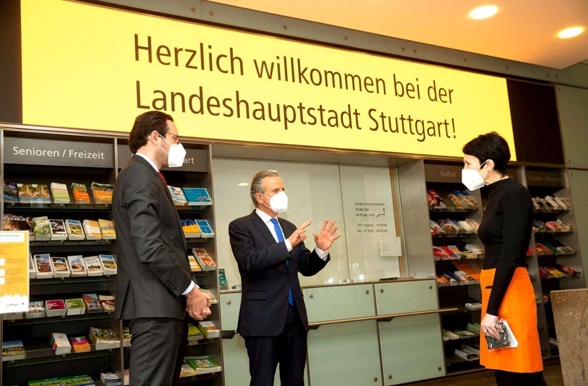 Frank Nopper (Mitte) ist im Stuttgarter Rathaus angekommen.