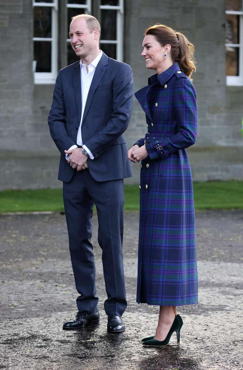 Kate trug schottisches Karo – einen blau-grün-karierten Trenchcoat.