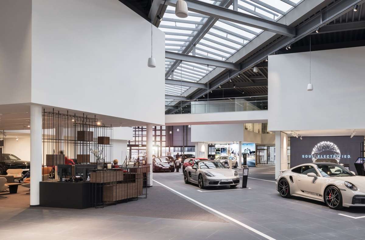 Die Räume werden nach dem neuen Konzept „Destination Porsche“ ausgerichtet, inklusive 28 Fahrzeugen in Startaufstellung – so wie hier in Dortmund Ende 2020 bereits umgesetzt.