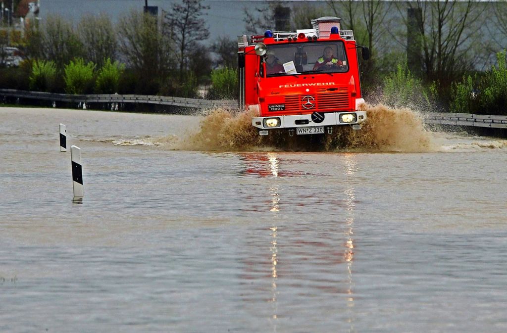 Immer wieder tritt die Rems über ihre Ufer – hier: eine überflutete Straße bei Remshalden im Jahr 2000.Foto:Gottfried Stoppel
