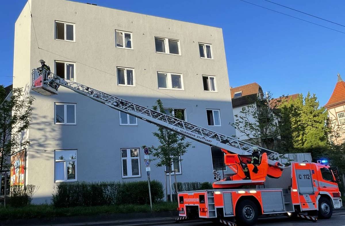 14 Personen rettete die Feuerwehr bei einem Brand in Stuttgart-Feuerbach über eine Drehleiter.