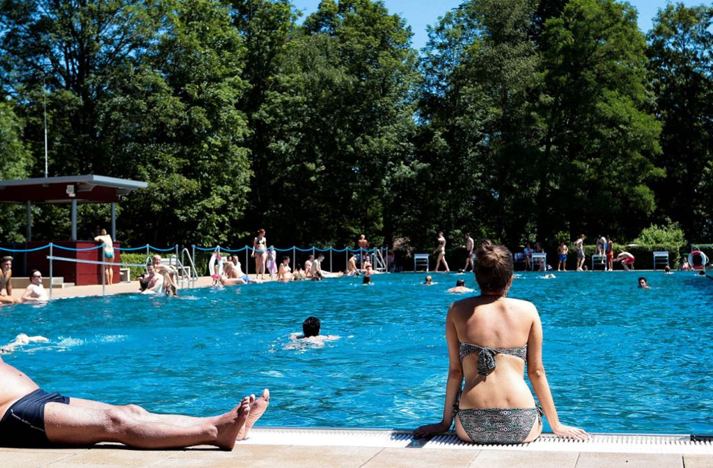 Die Stuttgarter lieben ihre Freibäder. Egal ob Killesberger Höhenfreibad oder das Quellwasser im ASV-Bädle in Botnang – im Sommer ist Abkühlung im Schwimmbecken, Entspannung auf den Liegewiesen und Beachvolleyball angesagt.