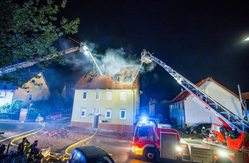 Die Feuerwehr war mit 13 Fahrzeugen und 60 Wehrleuten der umliegenden Gemeinden Sindelfingen, Sindelfingen-Maichingen und Magstadt in Einsatz.