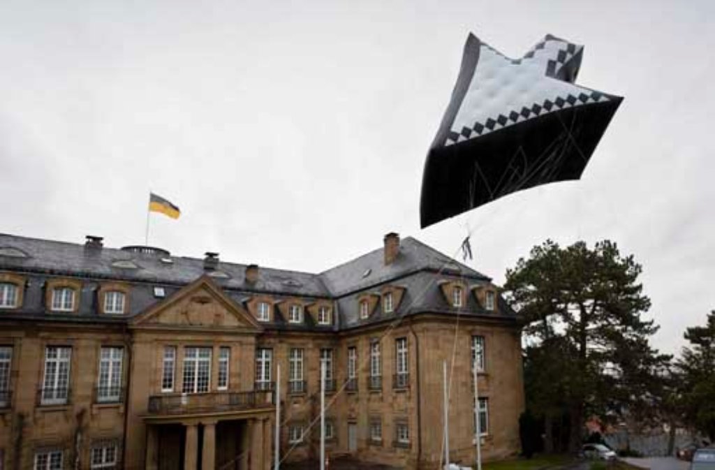 Um auf die neue Homepage aufmerksam zu machen, schwebte über der Villa Reitzenstein ein Ballon in Form eines Mauspfeils.