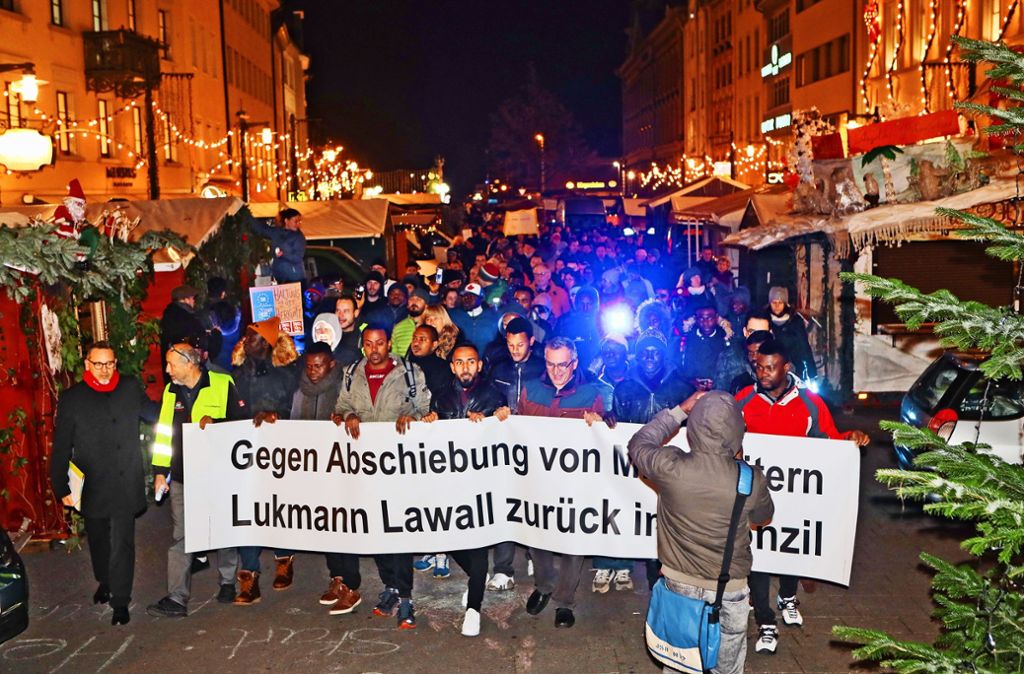 Der Konzilswirt Manfred Hölzl (Zweiter von links) führt eine Demonstration an, die vom Konzil über den Weihnachtsmarkt zum Rathaus führt. Foto: Oliver Hanser