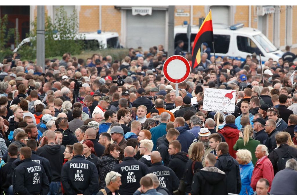 Zahlreiche Bürger demonstrieren vor dem Stadion in Chemnitz.
