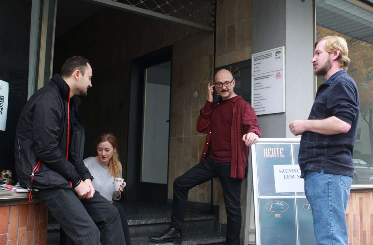 Einen großen Publikumssprung nach vorne machte das Theater Atelier mit seinem Leiter Vlad Grakovsky (Zweiter von rechts) beim Südfunk-Gebäude. Dort gibt es jetzt viele russisch-sprachige Aufführungen.