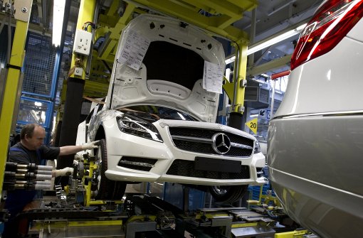 Symbolbild: Ein Mitarbeiter arbeitet an einer Produktionsstraße im Mercedes-Benz Werk in Sindelfingen. Auch Daimler soll vom Rückruf betroffen sein. Foto: dapd