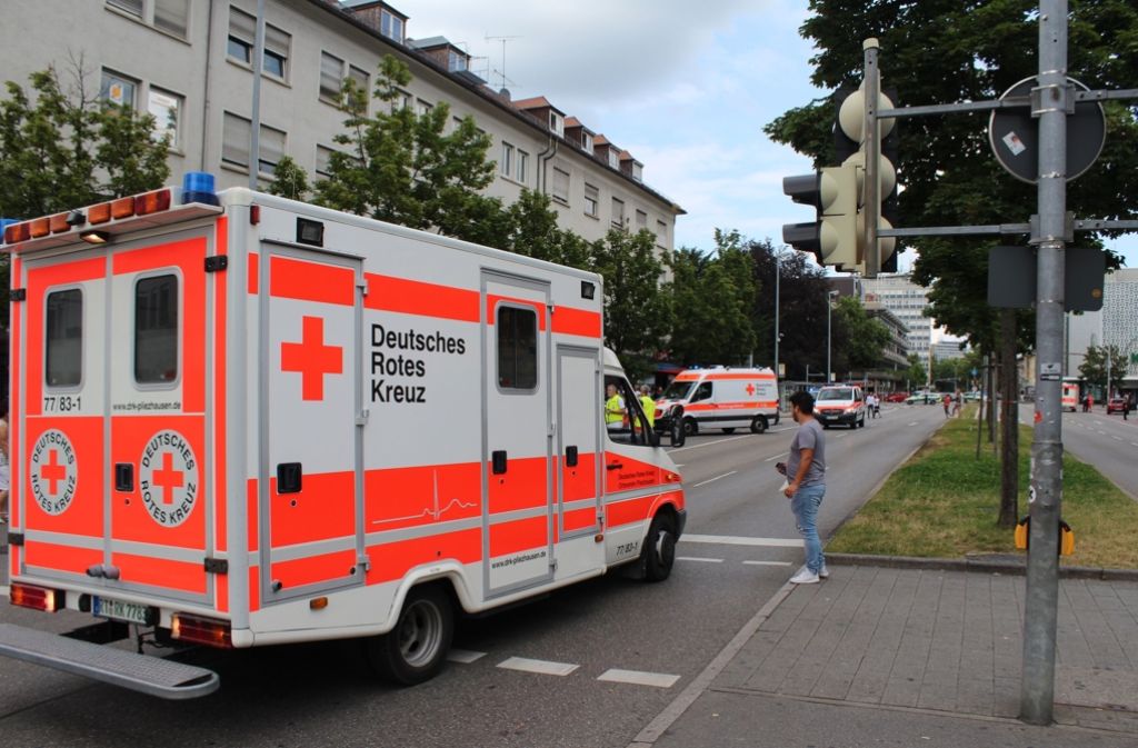 Einsatzkräfte am Tatort der Messer-Attacke in Reutlingen.
