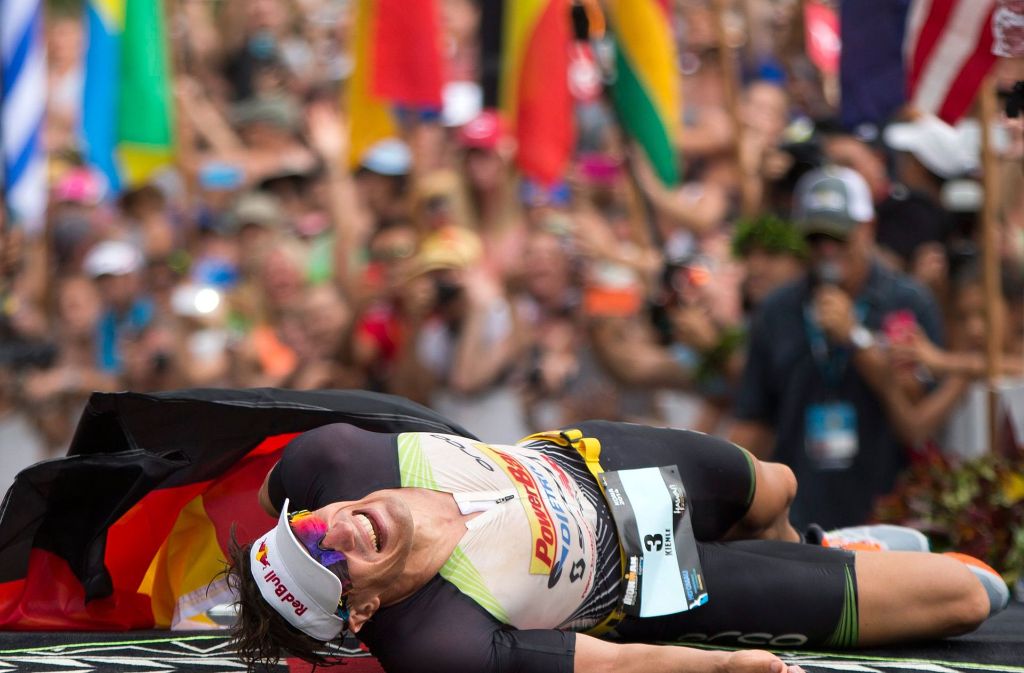 Nach dem Zieleinlauf sind die Sportler erlöst - hier im Bild der Deutsche Sebastian Kienle nach seinem Sieg 2014.