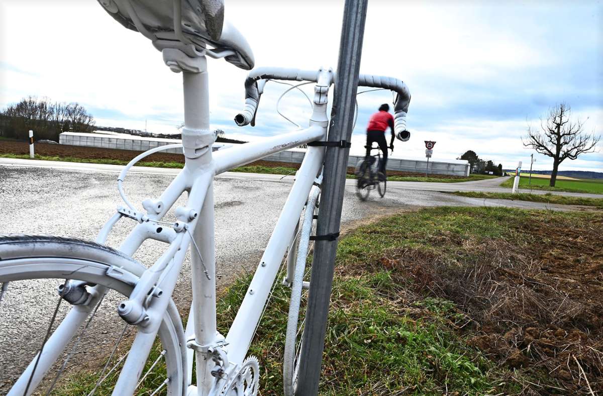 Ein weiß lackiertes Fahrrad, von vielen als Geisterrad bezeichnet, erinnert an den tödlichen Unfall und warnt zugleich. Foto: Werner Kuhnle