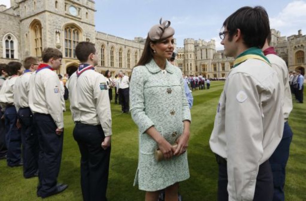 Bei einem Treffen der Pfadfinder in Windsor Castle trägt Herzogin Kate lindgrün - und einen stolzen Babybauch vor sich her.