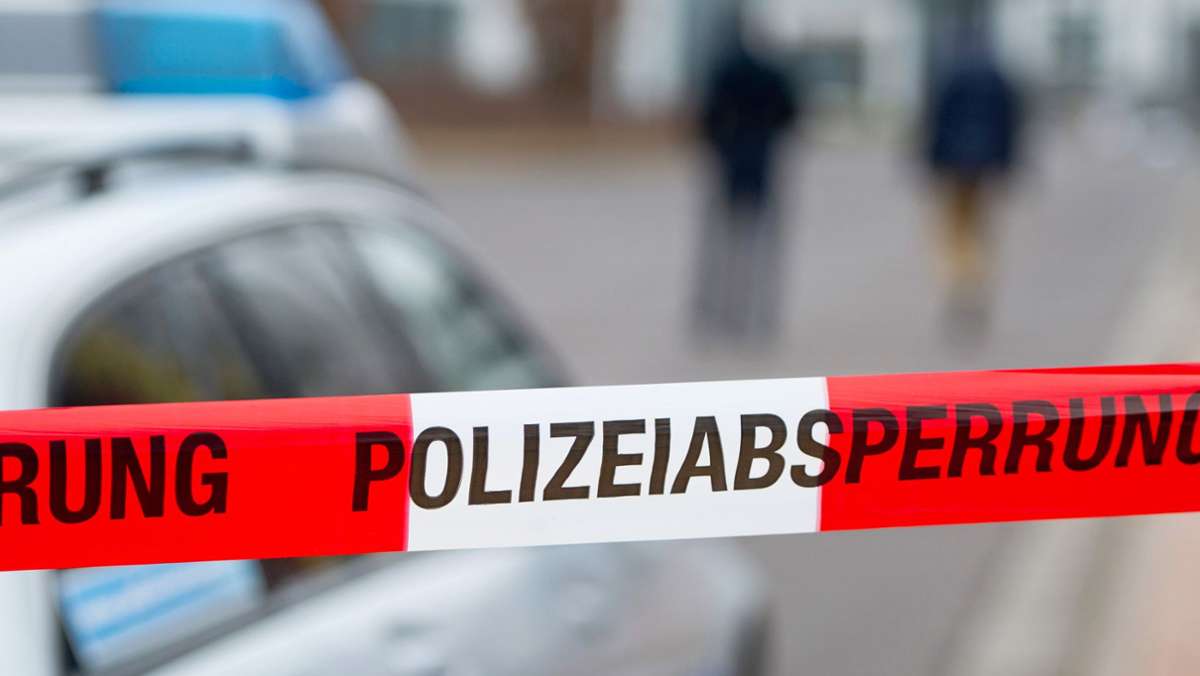  Im Enzkreis ist ein 75-jähriger Mann tot in seiner Wohnung aufgefunden worden. Nun wird die Todesursache ermittelt – Fremdeinwirkung gab es wohl keine. 