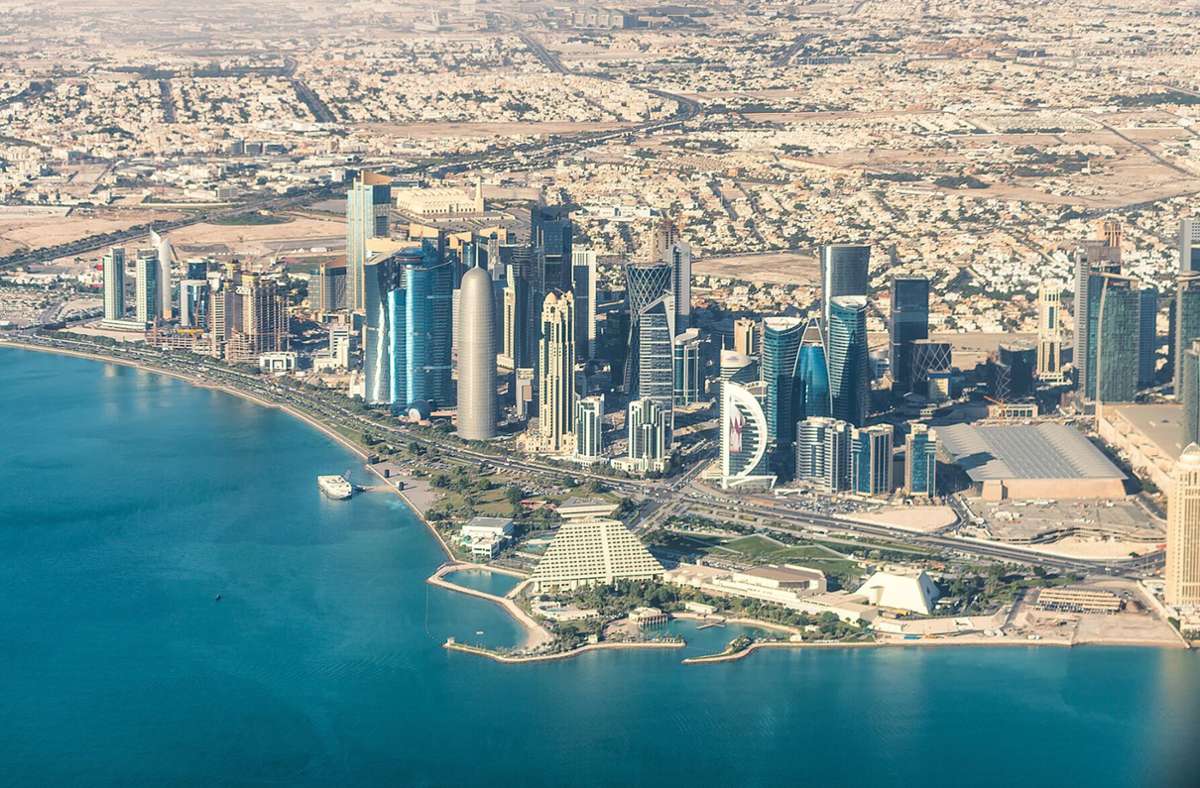 Ein Großteil der Katarer lebt in der Hauptstadt Doha. Die Skyline der Stadt ist weltberühmt.