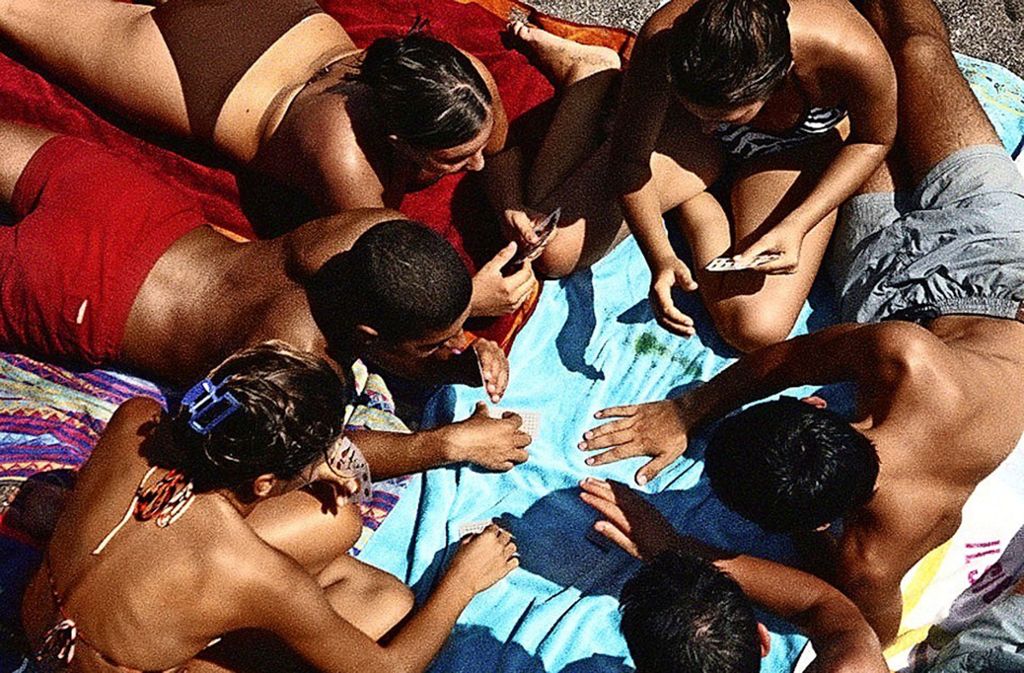 Urlaubsstimmung pur: Braun gebrannt spielen diese Jugendlichen Karten am Strand von Amalfi. Das Foto ist aus dem Jahr 2002.