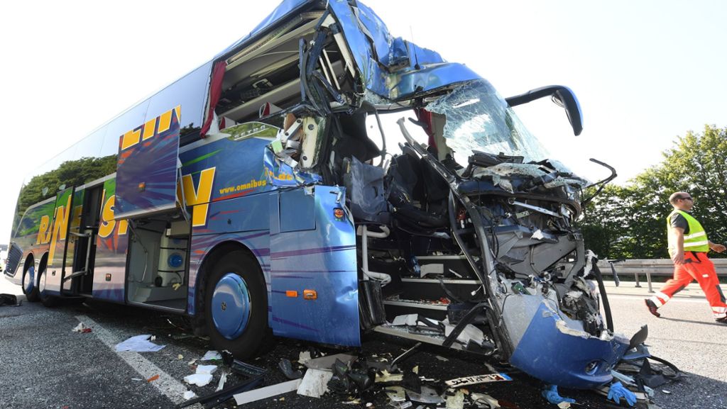 Tödlicher Unfall auf der A5: Ermittler nehmen Reisebus unter die Lupe