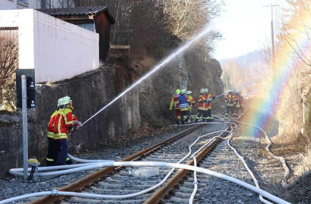 Löscheinsatz auf den Gleisen: Um das Feuer bekämpfen zu können, mussten die Feuerwehrleute auch von der Hinterseite aus löschen.