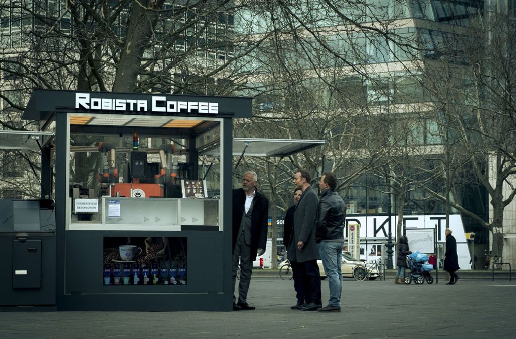 In einem vollautomatisierten Coffee-Shop am Kurfürstendamm in Berlin wird ein toter Mann gefunden – es handelt sich um den Besitzer des Kiosks, Tom Menke.