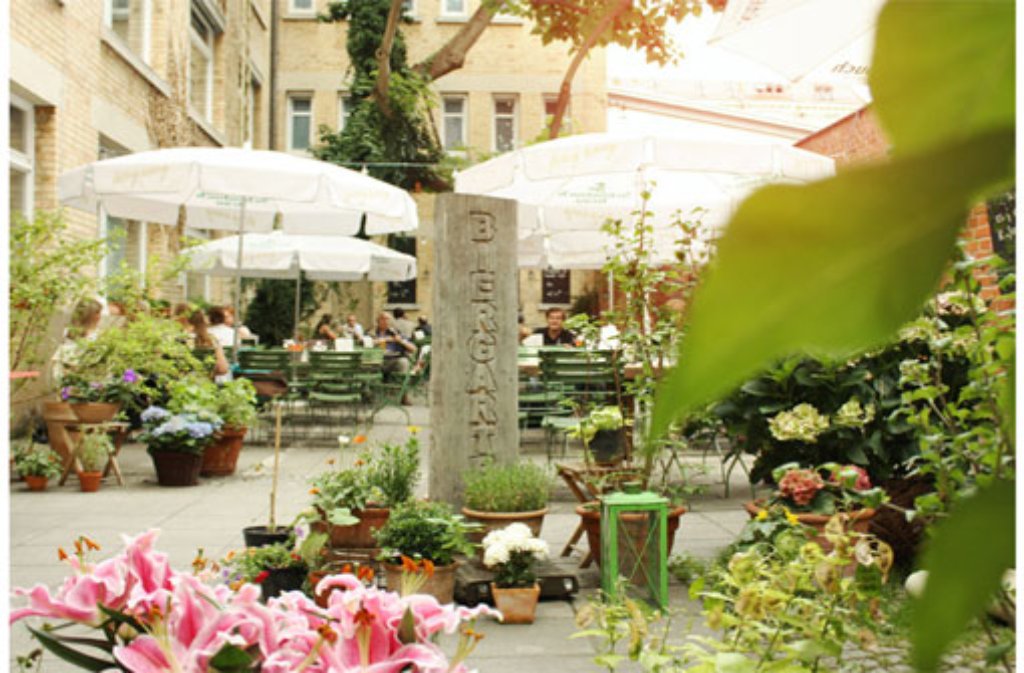 Gut versteckt im Hinterhof, liegt der Garten des Zadu in der Reuchlinstraße 4b. Hier kann man inmitten herrlicher Pflanzen entspannen und sich kulinarisch verwöhnen lassen.