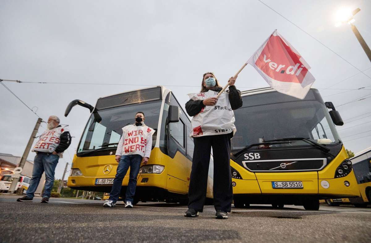 Vereinbarung während des Warnstreiks: Die SSB-Busse werden auch am Mittwoch in Stuttgart unterwegs sein. Foto: dpa/Marijan Murat