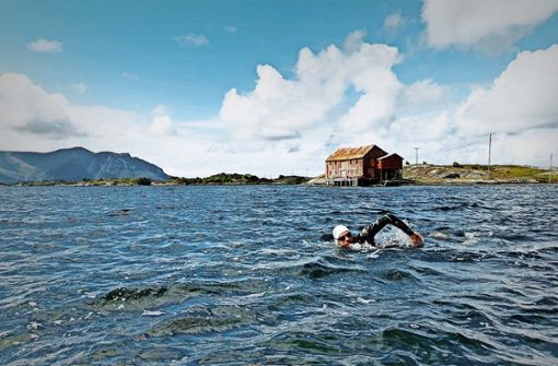 Ein Mann, ein Fjord: Jonas Deichmann beim Schwimmtraining in Norwegen. Foto: Markus Weinberg