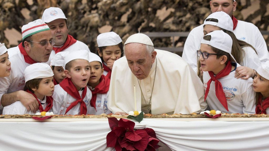 Papst Franziskus: Große Pizza mit Kerze für das Geburtstagskind