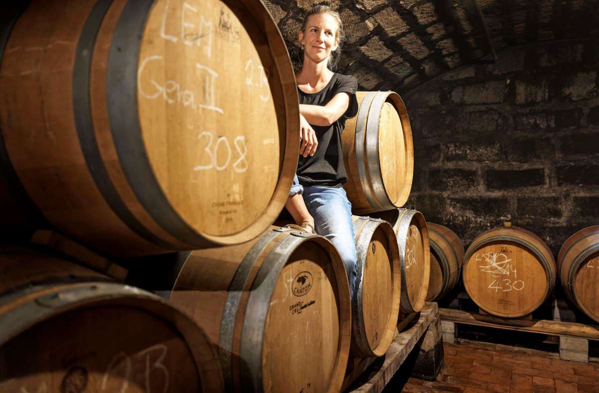 Claudia Dorn lagert die Fässer mit ihrem Wein im Gewölbekeller des Obst- und Weinbaubetriebs ihrer Familie. Foto: Gottfried Stoppel