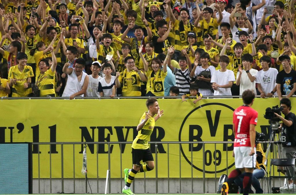 Auch Borussia Dortmund war in Asien aktiv. Hier bejubelt Emre Mor sein Tor im Test gegen die Urawa Reds – vor der japanischen BVB-Fankurve. Den Feinschliff holt sich die Truppe von Peter Bosz im schweizerischen Bad Ragaz.